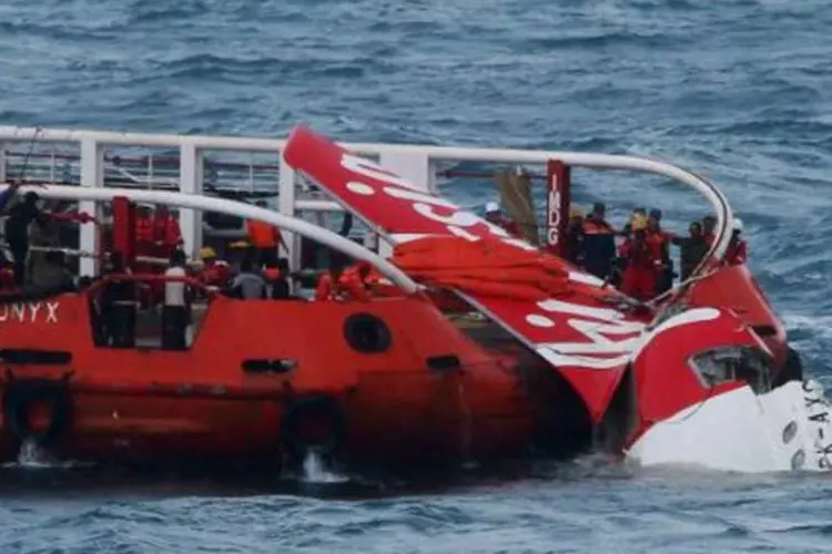 
	Equipes de resgate recuperam peda&ccedil;os do aparelho da AirAsia: aeronave caiu no Mar de Java, e n&atilde;o houve sobreviventes
 (STR/AFP)