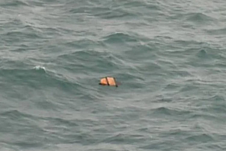 Destroços do avião da AirAsia no Mar de Java: aeronave desapareceu no domingo com 162 pessoas a bordo (Bay Ismoyo/AFP)