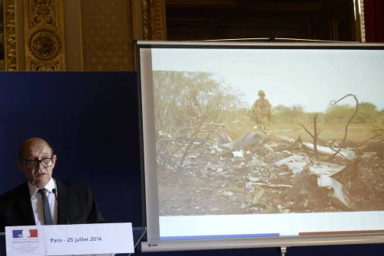 Ministro francês apresenta fotos do local onde avião da Air Algérie caiu, no Mali (AFP/Getty Images)