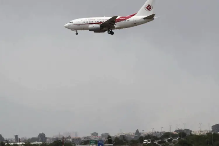 Avião da Air Algérie: caças franceses buscam rastros da aeronave (Louafi Larbi/Reuters)
