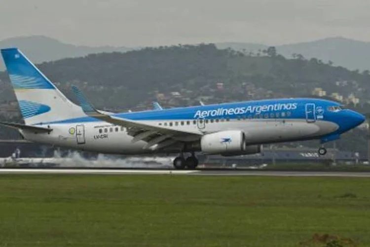 Avião da Aerolíneas Argentinas pousa em São Paulo (Nelson Almeida/AFP)