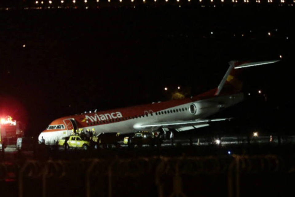 Avião da Avianca após pouso de emergência no Aeroporto Internacional de Brasília: pouso no aeroporto ocorreu às 17h43 e a pista continuava interditada no início da noite (Ueslei Marcelino/Reuters)