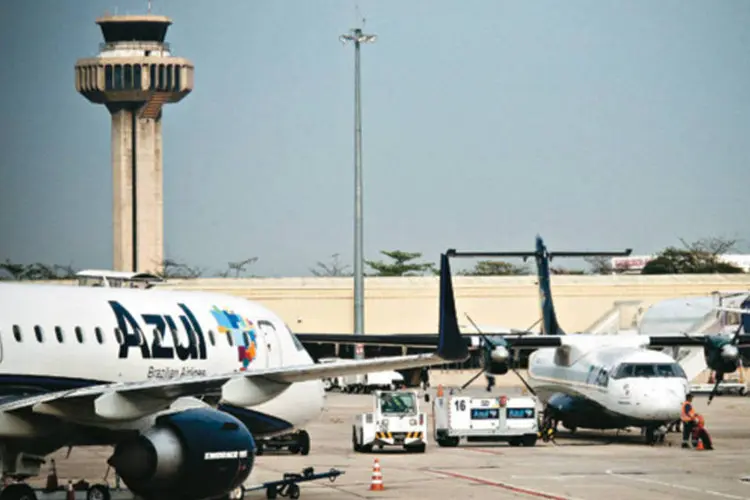 
	Avi&atilde;o da Azul em Viracopos: de acordo com a empresa, o incidente for&ccedil;ou o cancelamento de 450 voos da companhia a&eacute;rea
 (Alexandre Battibugli/EXAME.com)