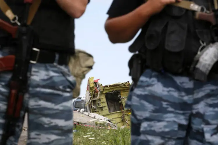 
	Separatistas armados pr&oacute;-R&uacute;ssia em local da queda de avi&atilde;o da Malaysia Airlines na Ucr&acirc;nia
 (Maxim Zmeyev/Reuters)