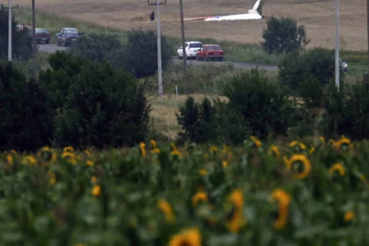 
	Destro&ccedil;os do Boeing 777 da Malaysia Airlines, que caiu pr&oacute;ximo da vila de Grabovo, na Ucr&acirc;nia
 (Maxim Zmeyev/Reuters)