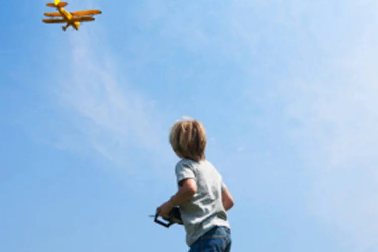 Menino com avião de brinquedo: Tanto o Zion como o Yosemite citaram uma lei federal que permite a utilização de aeronaves nos parques apenas com permissão ou em emergências (Getty Images)