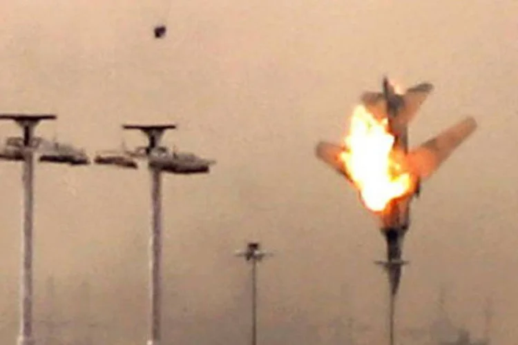Os bombardeios iniciados no sábado pela coalizão liderada por americanos desarmaram o ditador destruíram a maior parte de sua força aérea (AFP)