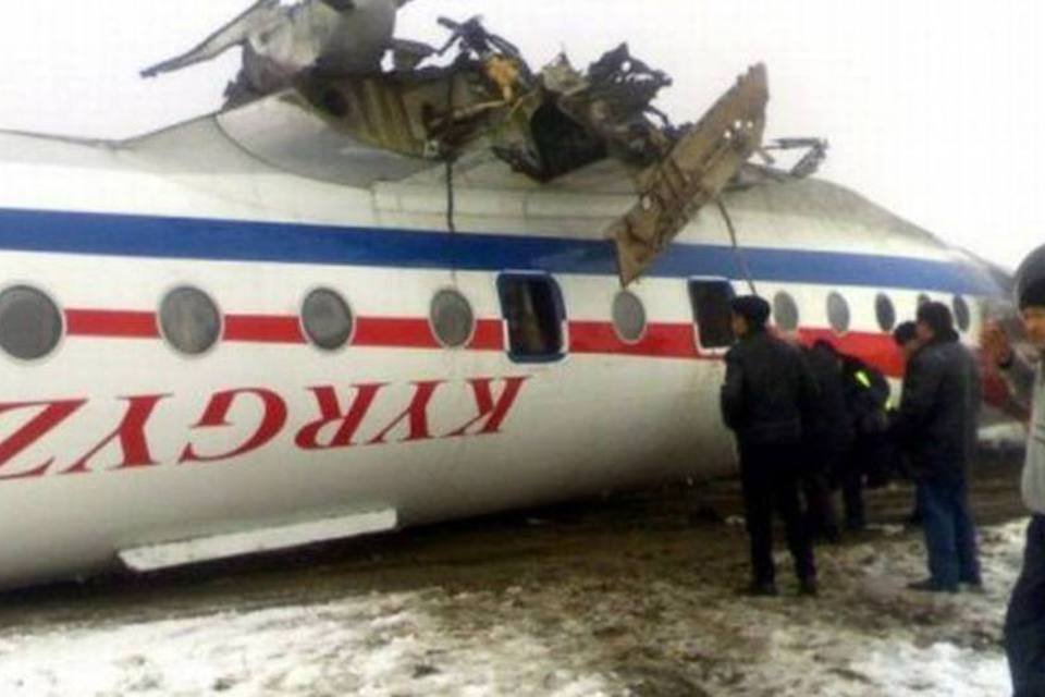 Avião pega fogo após pouso de emergência no Quirguistão