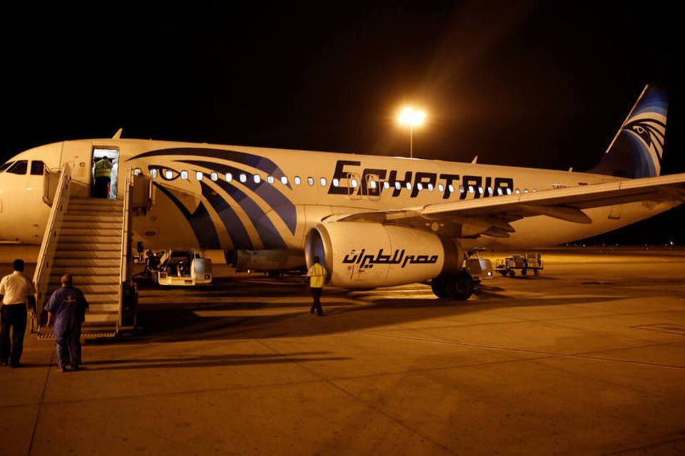 Fonte forense egípcia admite explosão no avião da EgyptAir
