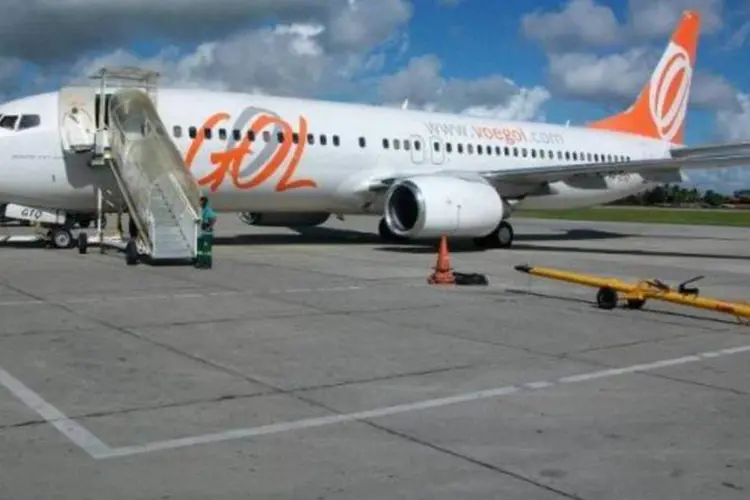 
	Avi&atilde;o da GOL em aeroporto: companhia pretende elevar a receita por passageiro em pelo menos 10% e retomar as margens operacionais
 (Divulgação/Facebook)