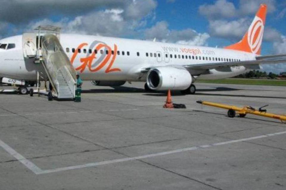 Calor faz clientes da GOL abrirem porta de avião em solo