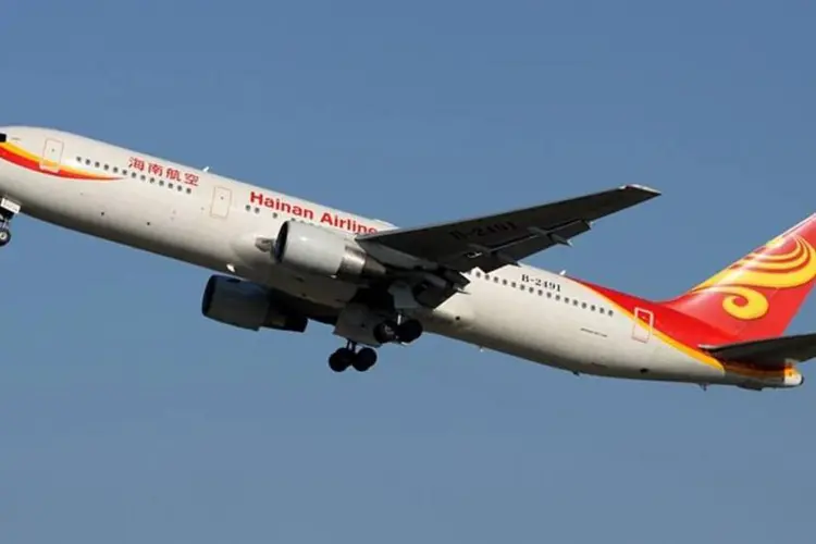 
	Avi&atilde;o da Hainan Airlines, do HNA Group: ele investe em bancos, cointainers, navios a aeroportos
 (Regasterios/Wikimedia Commons)