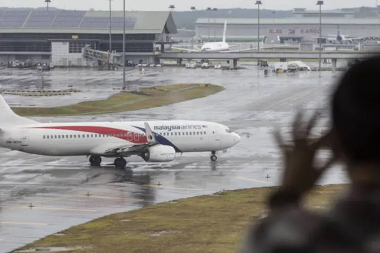 Avião da Malaysia Airlines manobrando no Aeroporto Internacional de Kuala Lumpur, na Malásia (Charles Pertwee/Bloomberg/Bloomberg)
