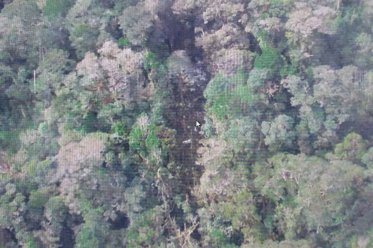 
	Destro&ccedil;os do avi&atilde;o da Trigana Air: com a retira dos 54 corpos, todos os passageiros e tripula&ccedil;&atilde;o do avi&atilde;o j&aacute; foram encontrados. N&atilde;o houve sobreviventes
 (REUTERS/Handout via Indonesias National Search and Rescue Agency (Basarnas))