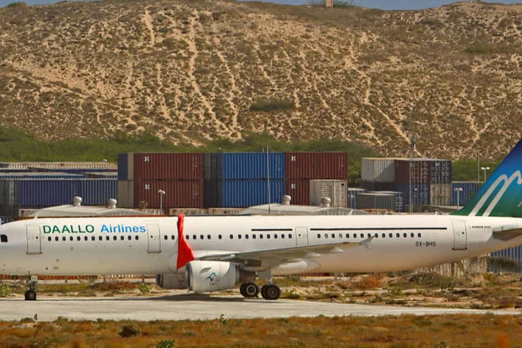 
	Daallo Airlines: imagens do avi&atilde;o mostram buraco de cerca de um metro de di&acirc;metro na fuselagem, pouco acima dos motores sob a asa direita
 (Feisal Omar / Reuters)