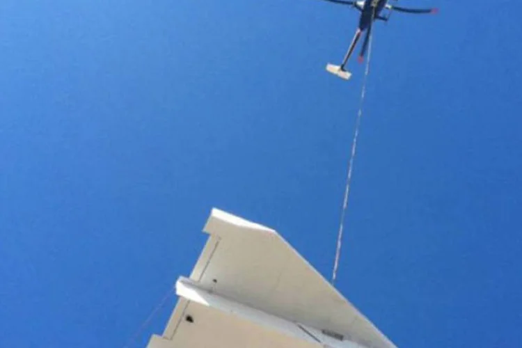 Durante o voo, o avião, que pesa cerca de 360 quilos, alcançou a velocidade de 158 km/h de altitude (Divulgação/The Great Paper Airplane Project)