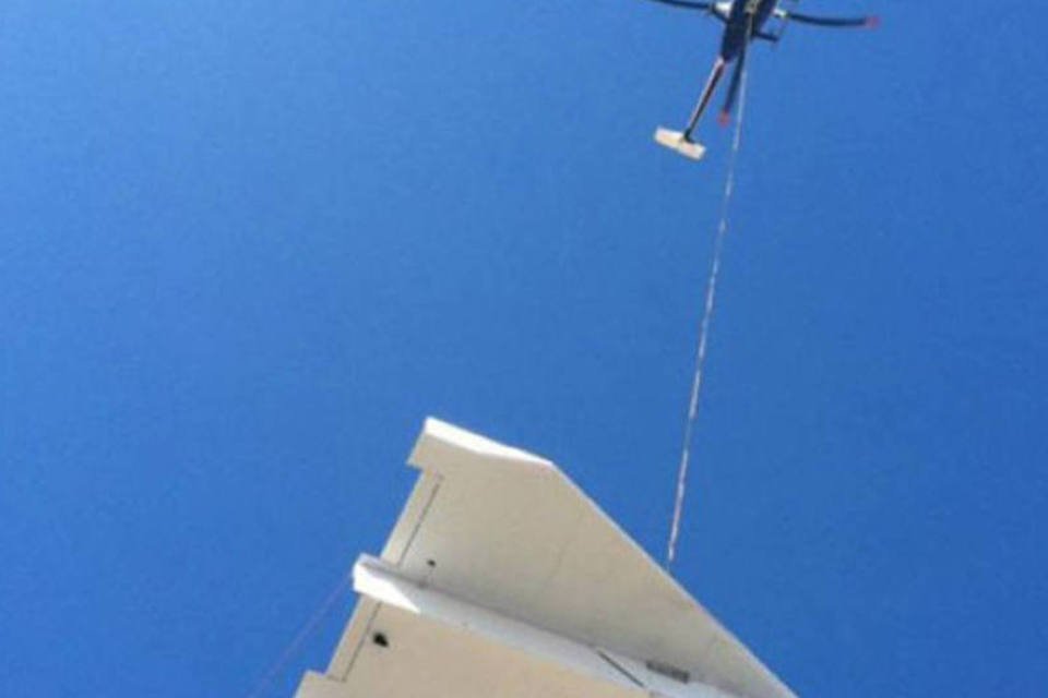 Pesquisadores testam avião de papel gigante