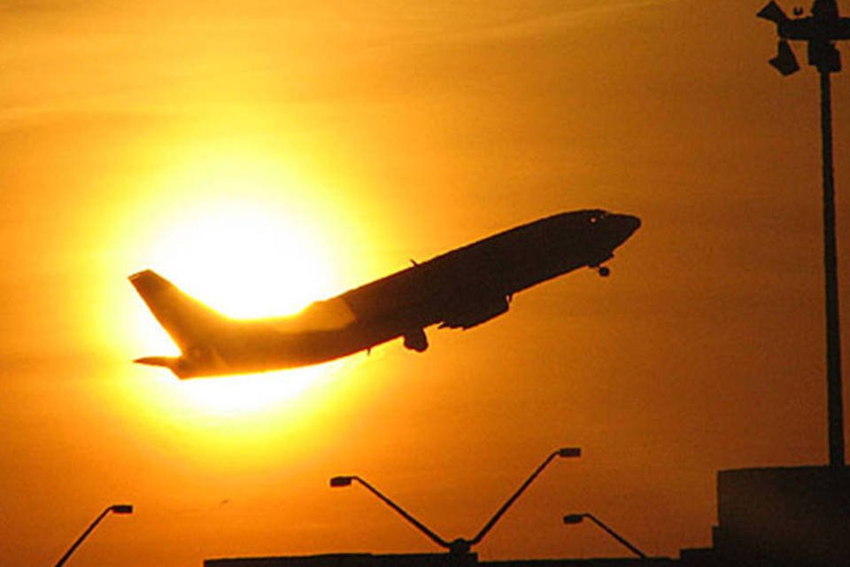 Lucro das companhias aéreas vai despencar em 2011 por combustível
