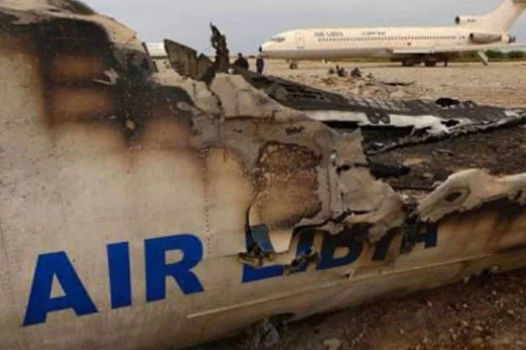 Avião destruído no aeroporto de Benghazi: confronto entre rebeldes e forças de Kadafi (AFP)