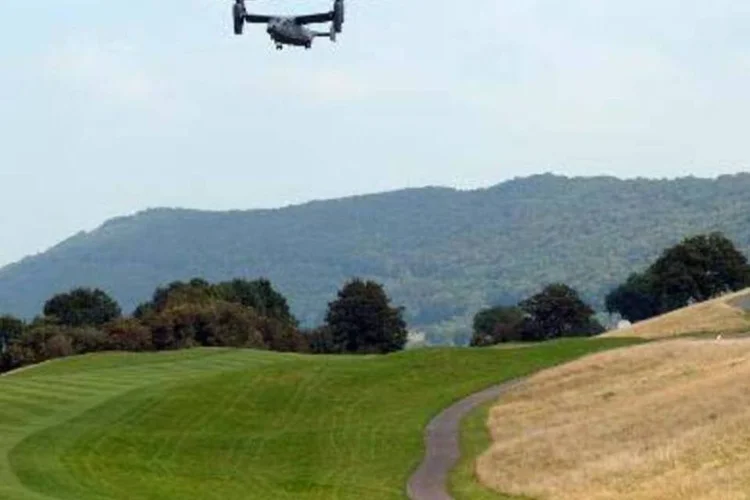 Aeronave V-22 Osprey, dos EUA, sobrevoa área de Newport, Reino Unido, em 5 de setembro de 2014 (Stefan Rousseau/AFP)