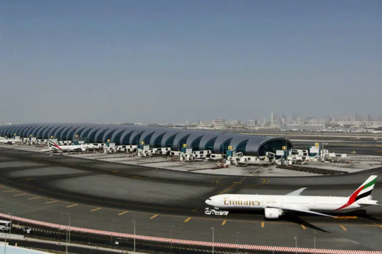 Avião da Emirates no aeroporto de Dubai: quantidade de passageiros que passaram pelo aeroporto chegou a 70,5 milhões em 2014 (Jumana El Heloueh/Files/Reuters)