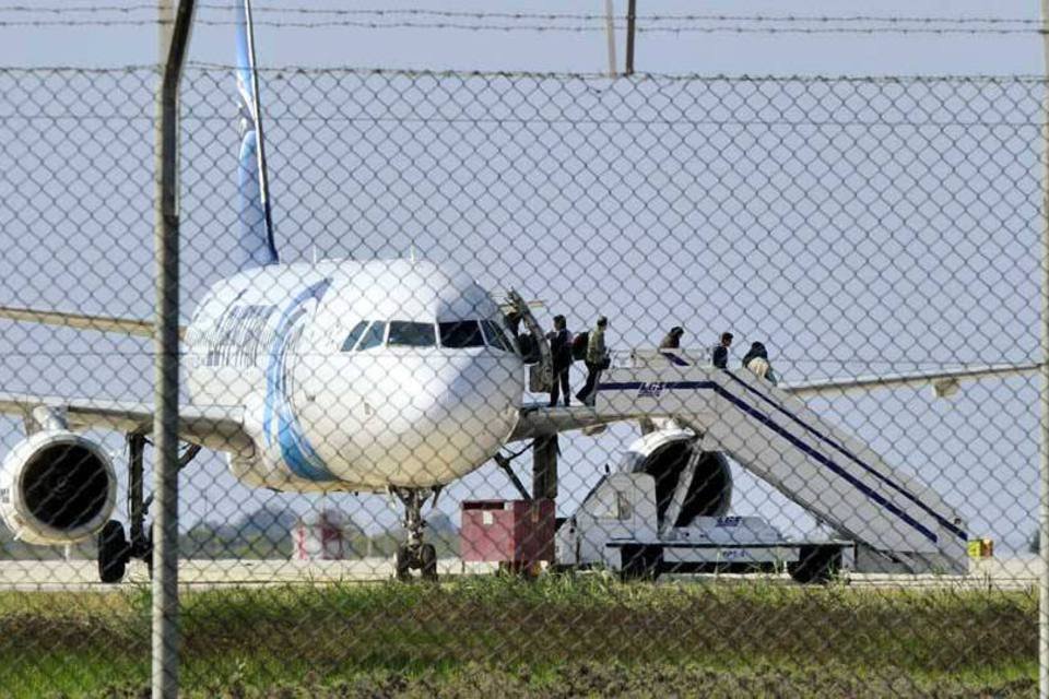 Avião é sequestrado no Egito e desviado para o Chipre