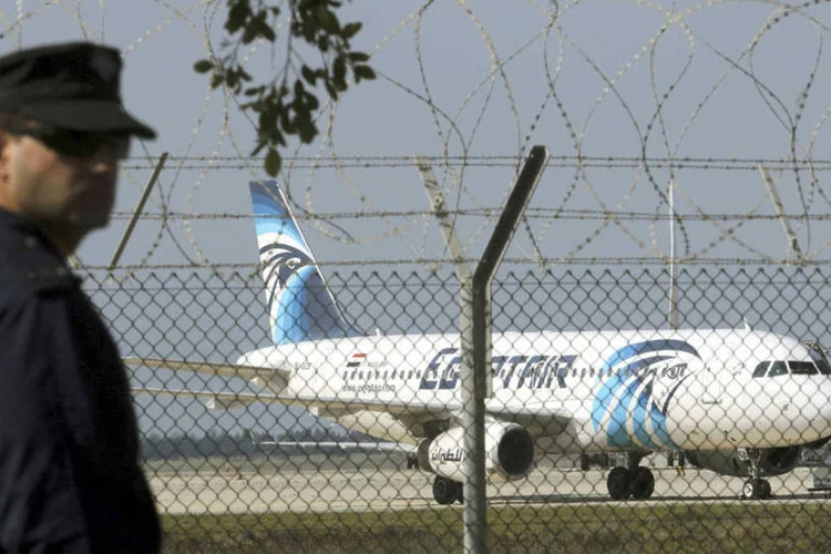 
	Sequestro de avi&atilde;o: o sequestrador foi identificado como o eg&iacute;pcio Seif Eldin Mustaf&aacute;
 (Yiannis Kourtoglou / Reuters)
