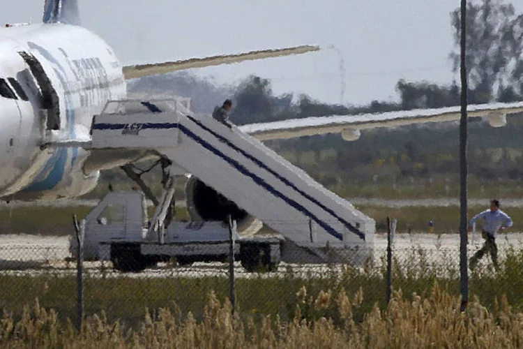 
	Sequestro de avi&atilde;o: o Minist&eacute;rio de Avia&ccedil;&atilde;o afirmou que entre os passageiros havia 21 estrangeiros
 (Yiannis Kourtoglou / Reuters)