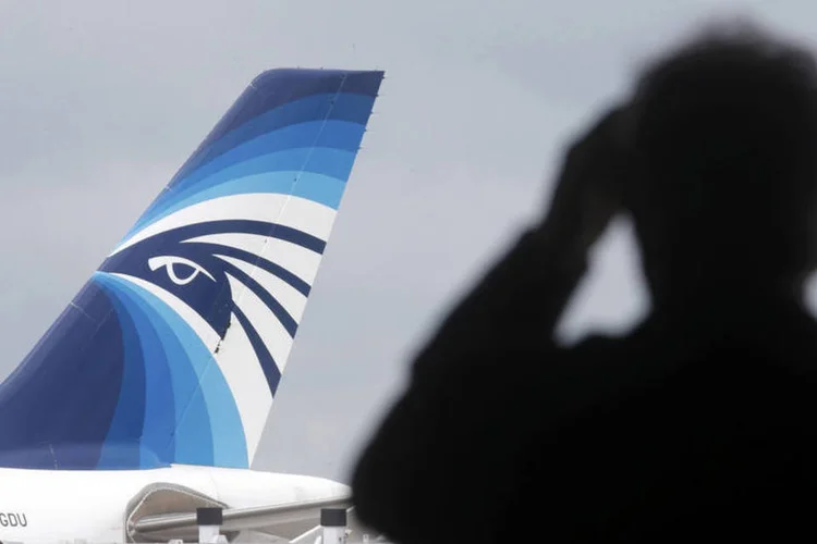 
	EgyptAir: os passageiros e a tripula&ccedil;&atilde;o foram retirados do avi&atilde;o, que foi levado para uma &aacute;rea segura e est&aacute; sendo inspecionado por especialistas
 (Christian Hartmann / Reuters)