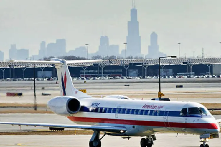 Avião Embraer EMB-145LR, da American Airlines, na pista do Aeroporto Internacional O'Hare, em Chicago (Daniel Acker/Bloomberg)