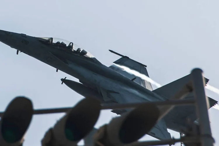 Super Hornet F/A-18F voa após conduzir missão de bombardeio contra o IE na Síria (REUTERS/Mass Communication Specialist 3rd Class Brian Stephens/U.S. Navy)
