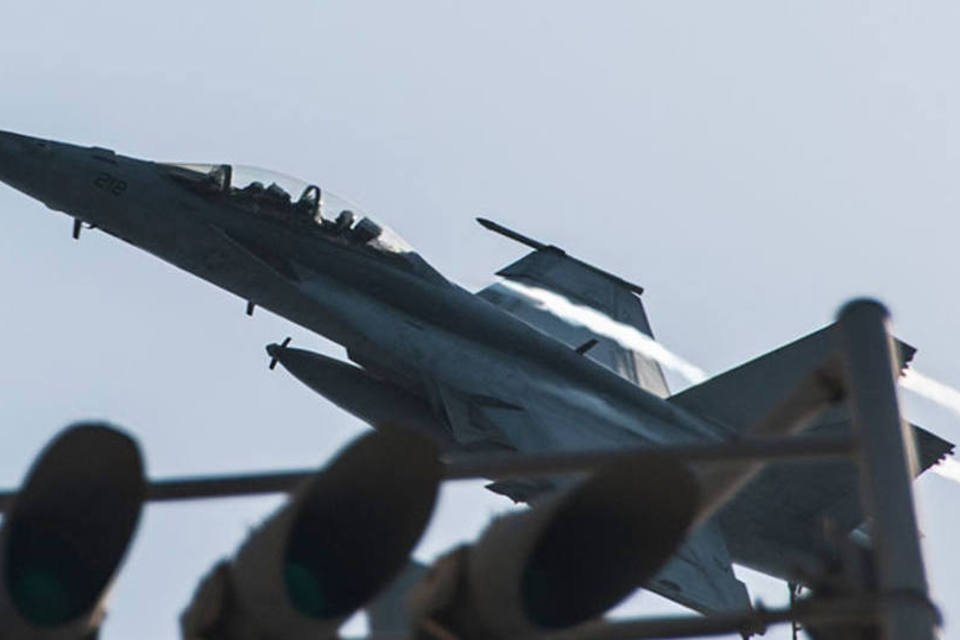 Coalizão bombardeia refinarias controladas por jihadistas