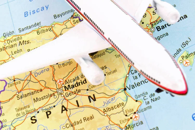 
	Avi&atilde;o em miniatura e mapa da Espanha: Capital espanhola costuma ter voos mais baratos entre as dez mais buscadas, segundo o Skyscanner
 (Aydın Mutlu/Thinkstock)