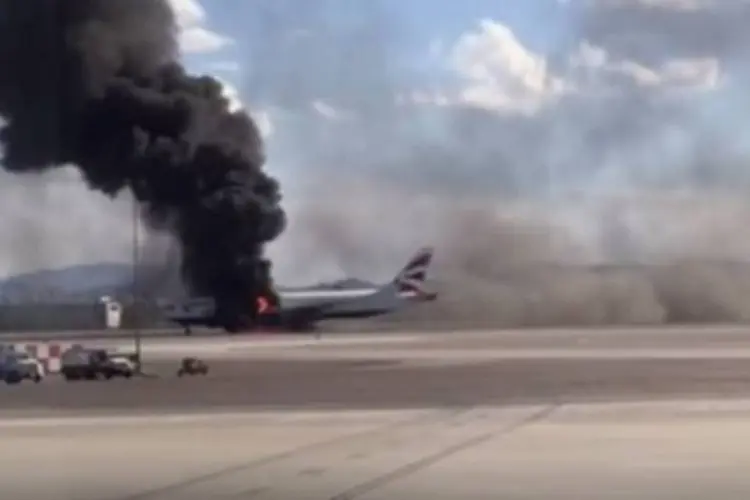Avião comercial pega fogo no aeroporto de Los Angeles, EUA (Reprodução/Youtube)