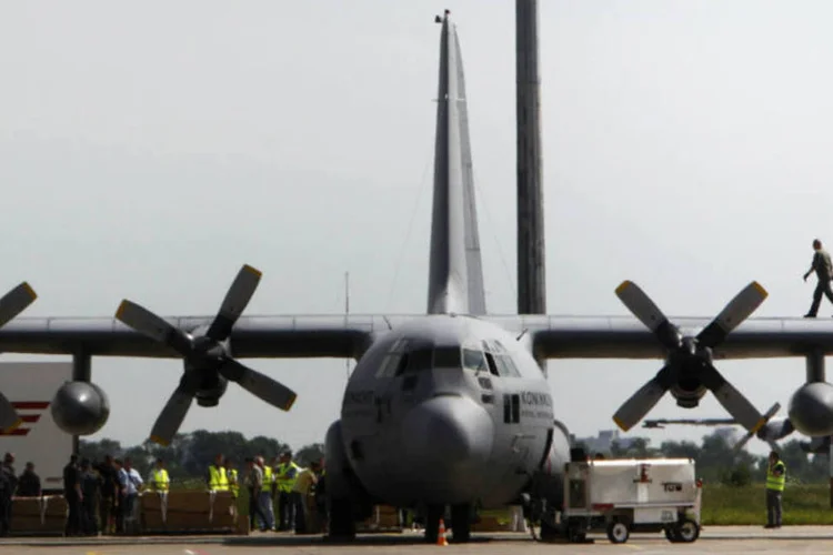 Avião militar que levará corpos das vítimas do voo MH17 para a Holanda (Valentyn Ogirenko/Reuters)