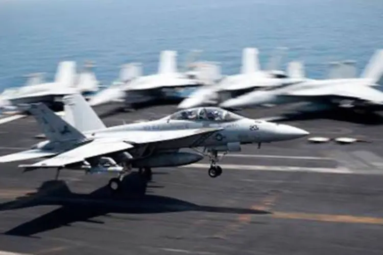 
	Avi&atilde;o americano F/A-18C Hornet: os ataques causaram a destrui&ccedil;&atilde;o de muitos edif&iacute;cios
 (Mohammed al-Shaikh/AFP)