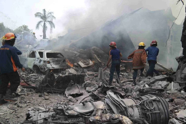 
	Avi&atilde;o ca&iacute;do na Indon&eacute;sia: pelo menos 30 pessoas morreram e outras duas ficaram feridas nesta ter&ccedil;a-feira em &aacute;rea residencial da cidade de Medan
 (REUTERS/Irsan Mulyadi/Antara)