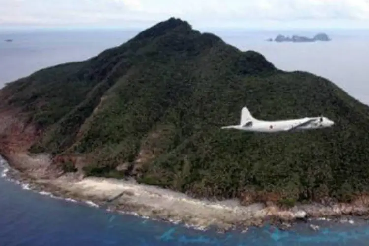 Avião militar japonês sobrevoa as ilhas conhecidas como Senkaku, no Japão, ou Diaoyu, na China: relações entre Tóquio e Pequim são tensas em consequência das disputas (Japan Pool/AFP)