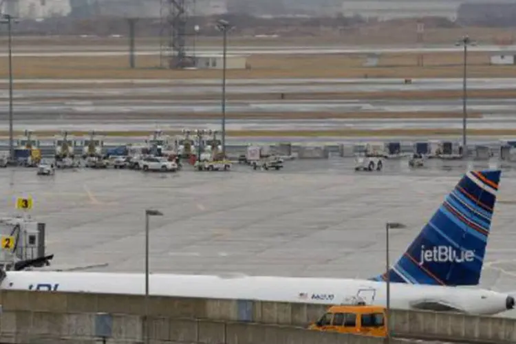 Avião da JetBlue no aeroporto JFK, em Nova York: não houve registro de feridos (Stan Honda/AFP)
