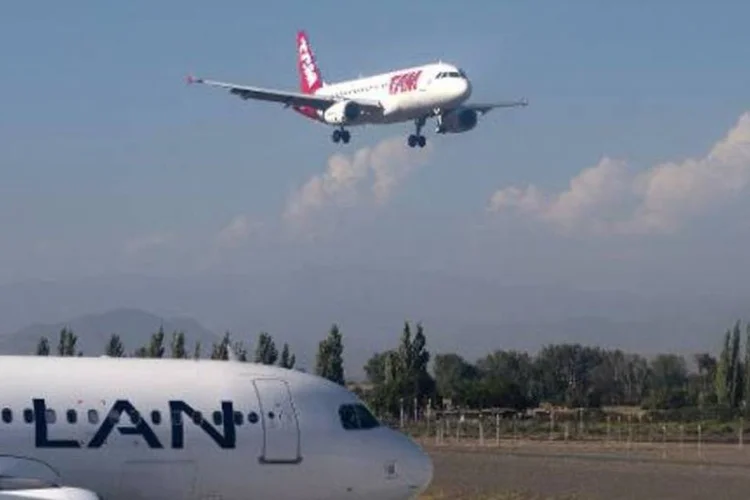 
	Avi&atilde;o da LAN: voos internacionais da LAN e da TAM --companhias a&eacute;reas do maior grupo de transporte a&eacute;reo da Am&eacute;rica Latina
	-- foram cancelados
 (Pablo Porciuncula/AFP)