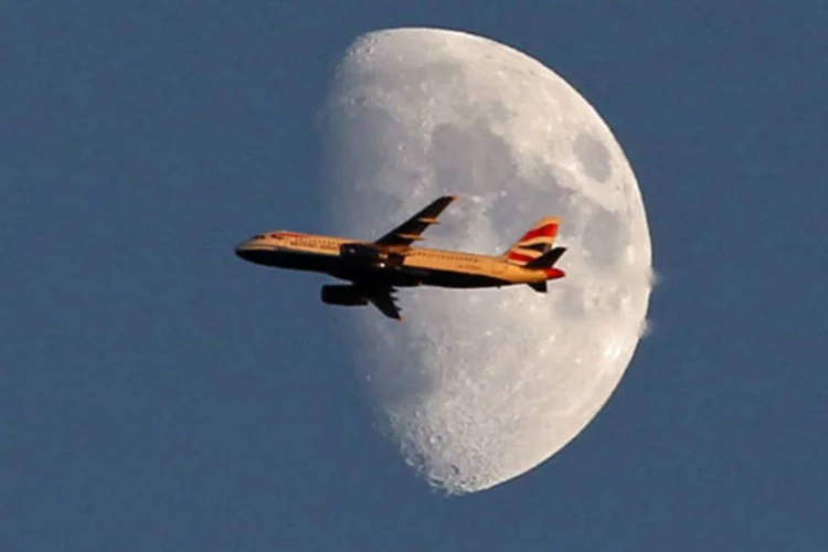 
	Avi&atilde;o decolando do aeroporto de Heathrow, em Londres: porta-voz disse que n&atilde;o havia passageiros na aeronave e que tanto pousos quanto decolagens permanecem cancelados
 (Getty Images)