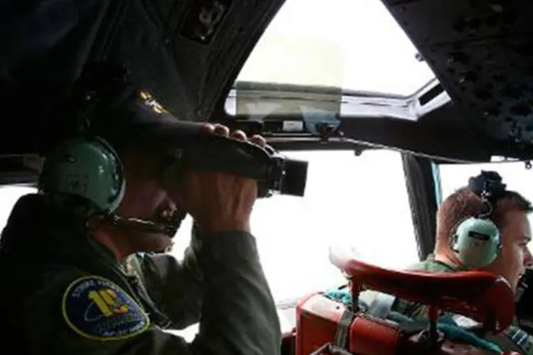 
	Militares da Austr&aacute;lia procuram por destro&ccedil;os do voo MH370 no sul do Oceano &Iacute;ndico em 26 de mar&ccedil;o
 (Paul Kane/AFP)
