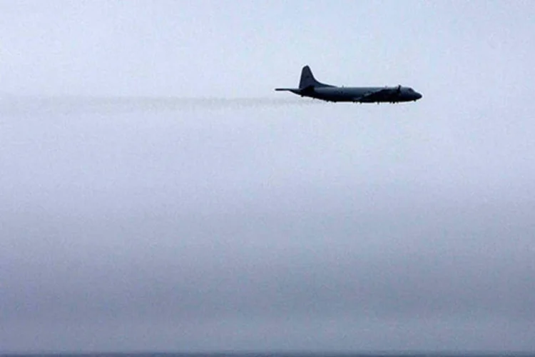 
	Aeronave busca o avi&atilde;o desaparecido da Malaysia Airlines: falta de uma telemetria de voo confi&aacute;vel e as condi&ccedil;&otilde;es complicadas do mar tornam a opera&ccedil;&atilde;o ainda mais desafiadora
 (REUTERS/Australian Defence Force/Handout)