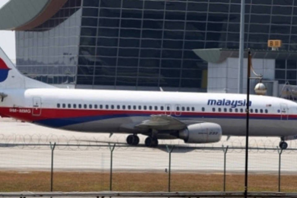 Avião da Malaysia Airlines vai fazer pouso de emergência
