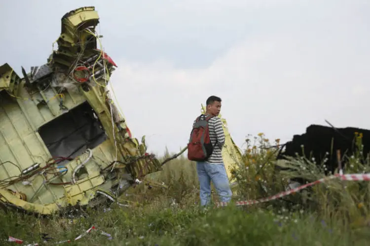 
	Destro&ccedil;os: separatistas pr&oacute;-R&uacute;ssia entregaram duas caixas prestas do voo MH17 para investigadores
 (Maxim Zmeyev/Reuters)