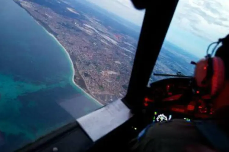 
	Avi&atilde;o australiano realizas busca pelos destro&ccedil;os do voo MH370:&nbsp;&aacute;rea de rastreamento foi reduzida nesta sexta-feira para cerca de 46.713 Km&sup2;
 (Richard Wainwright/AFP)