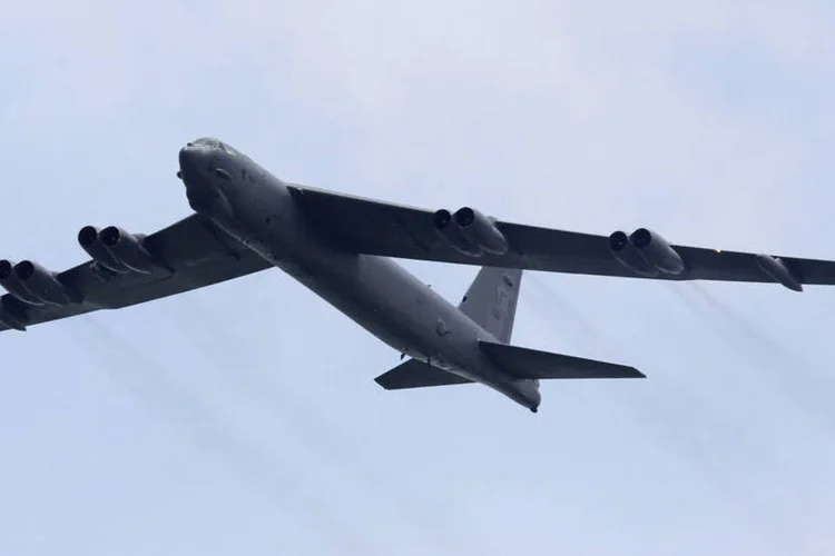 
	Avi&atilde;o militar americano: &quot;a tripula&ccedil;&atilde;o do avi&atilde;o, que foi abatido pelos combatentes do Estado Isl&acirc;mico perto da base militar de Al-Asad, foi morta&quot;, reportou a ag&ecirc;ncia Amaq
 (Tim Chong / Reuters)