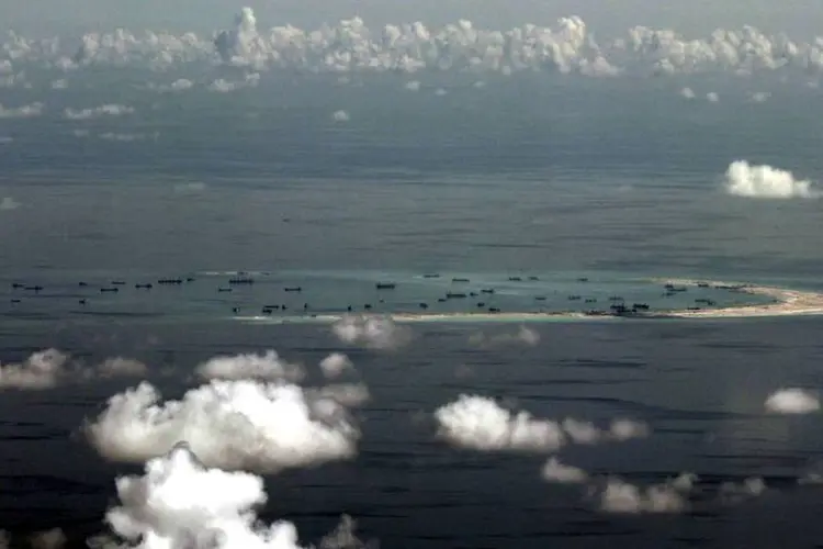 Avião militar tira foto de ilhas artificiais que a China está construindo no mar do sul da China (REUTERS/Ritchie B. Tongo/Pool/Files)