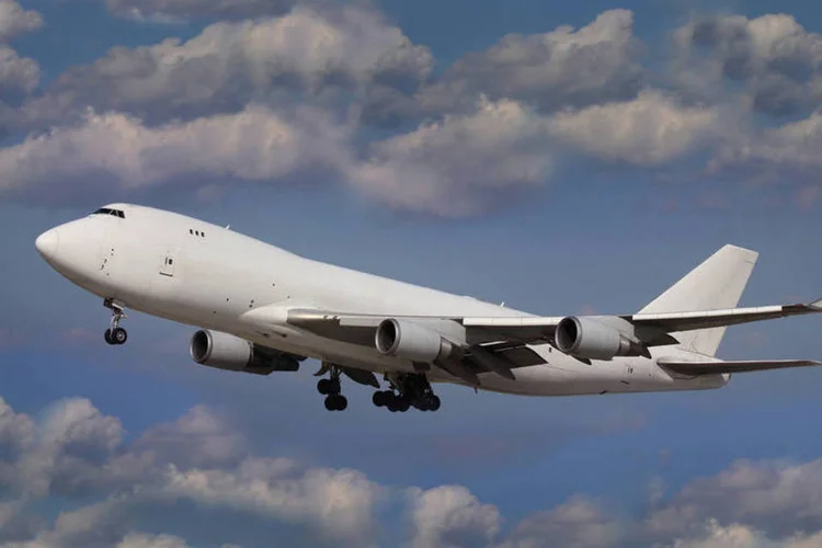 Avião no céu (Thinkstock/Senohrabek)
