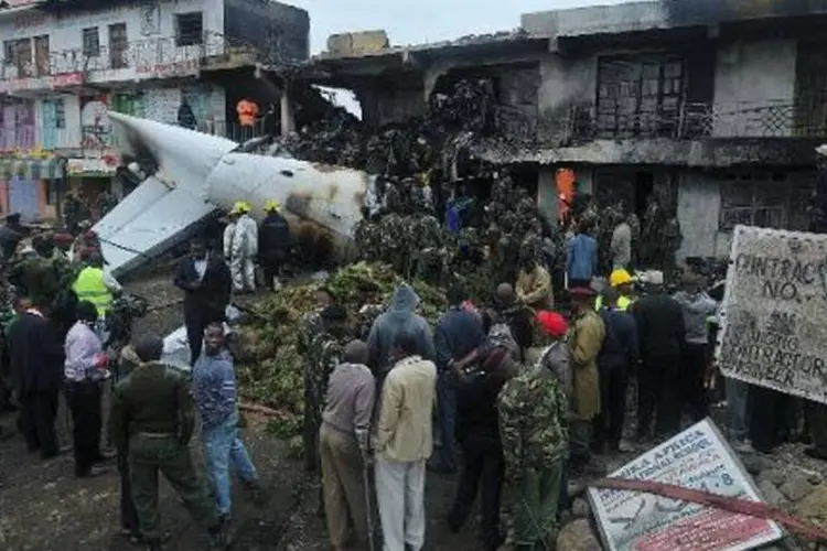 Socorristas e curiosos se concentram no local onde caiu avião no Quênia (Tony Karumba/AFP)